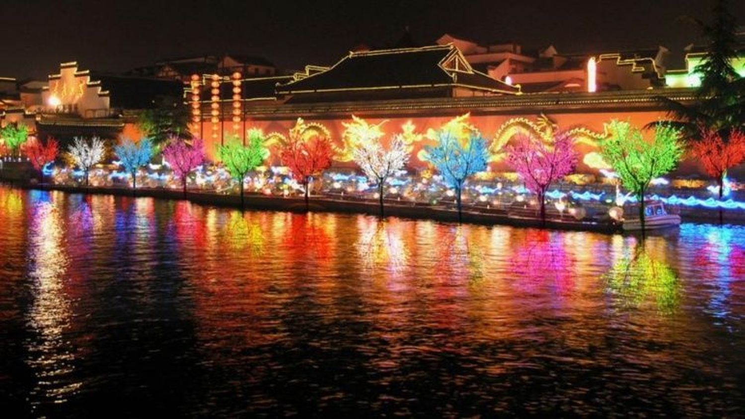 Desarrollan árboles bioluminiscentes con la idea de iluminar las calles