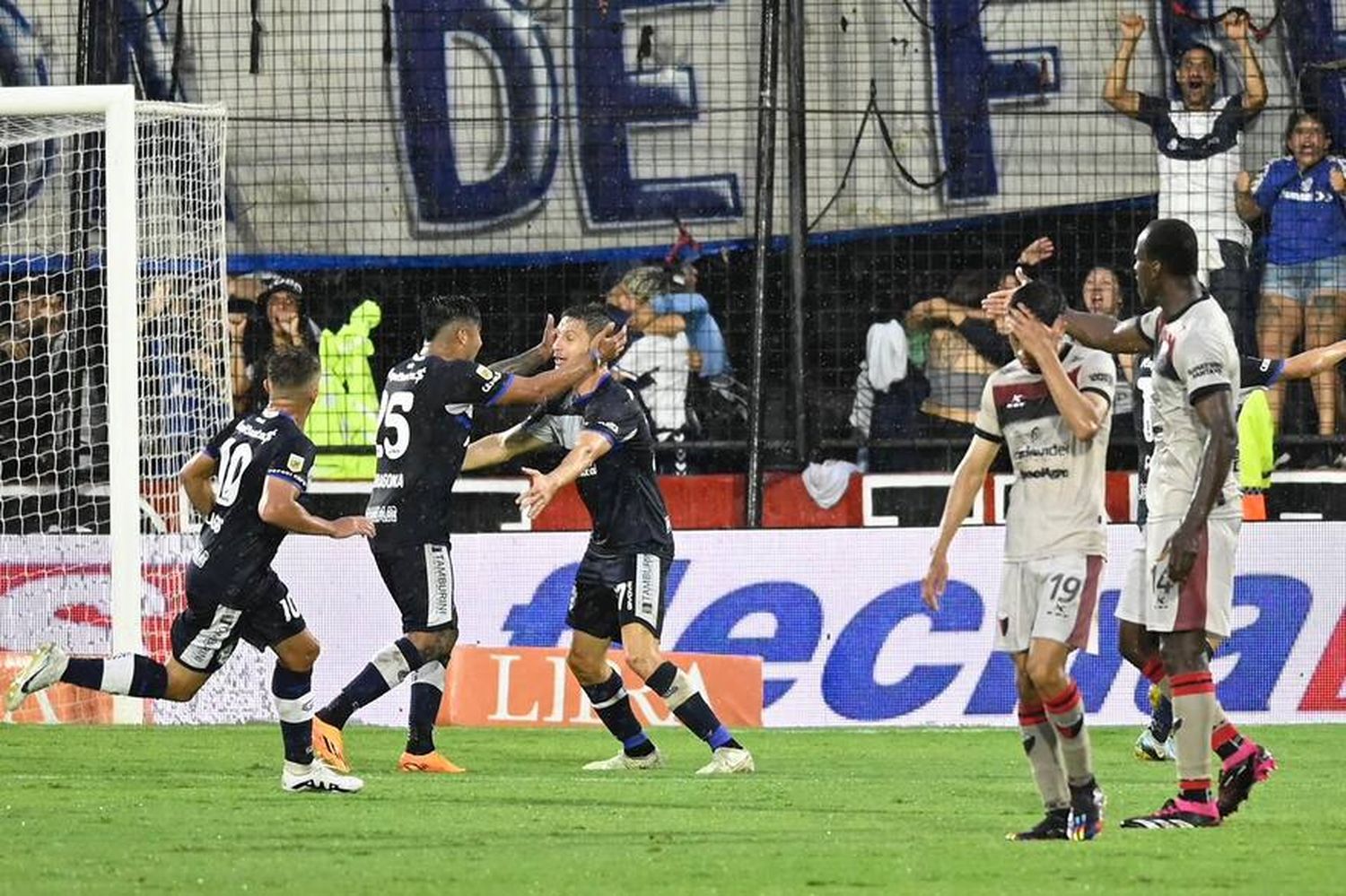 Gimnasia derrotó a Colón y lo mandó a la Primera Nacional