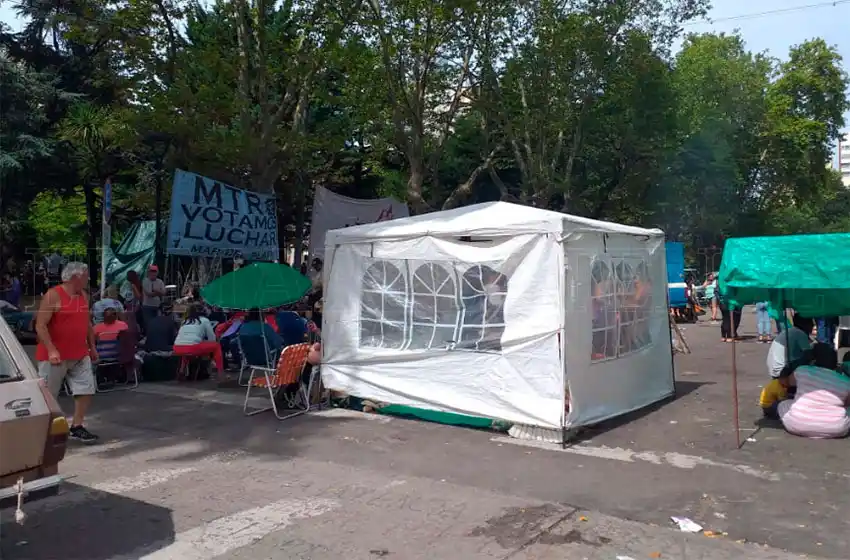 Sin respuestas, levantaron el acampe frente a la Municipalidad