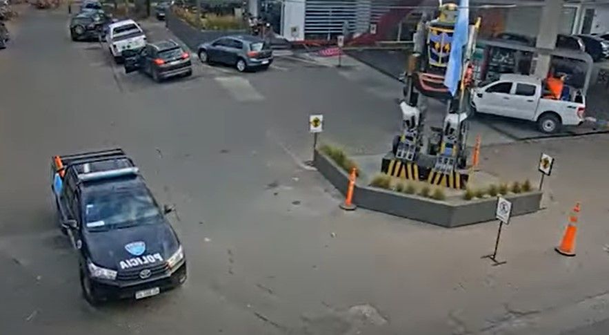 Los frenaron en San Miguel por no llevar casco y estaban armados: quedaron detenidos