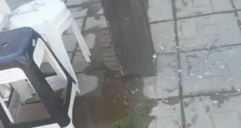 Rotura de vereda con pérdida de agua