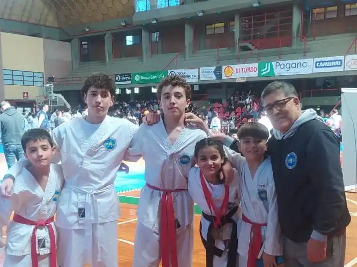 Fabián Loyola junto a sus alumnos.
