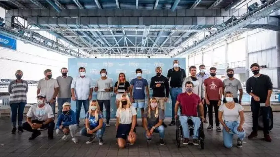 Se entregaron becas a 50 deportistas marplatenses