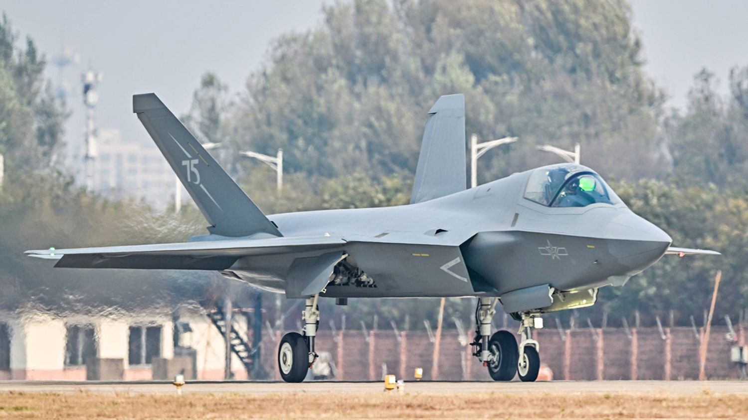 China revela al público su segundo caza de quinta generación, el J-35A, en el Zhuhai Airshow