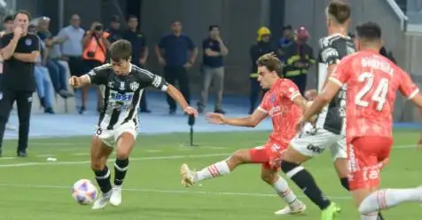 González Metilli en acción ante su exequipo.