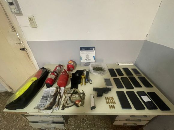 Detuvieron a cuatro jóvenes y secuestraron un auto robado, una pistola y 13 celulares en el barrio Las Heras