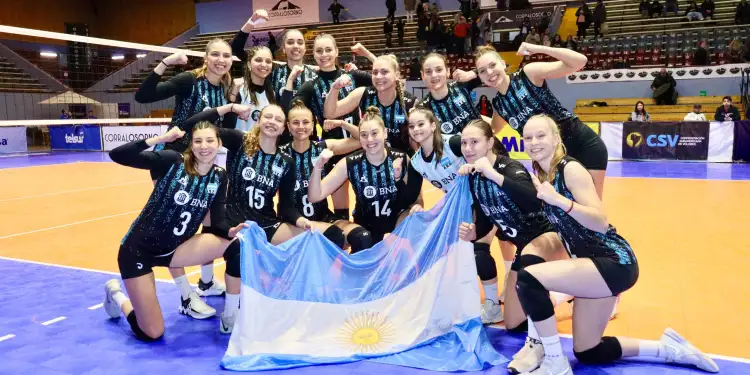 El plantel argentino celebrando la clasificación como líderes, con la marplatense Martina Chiappero.