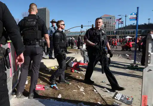 TRAGEDIA EN EE.UU.: Un muerto y 21 heridos en tiroteo en el desfile del Super Bowl