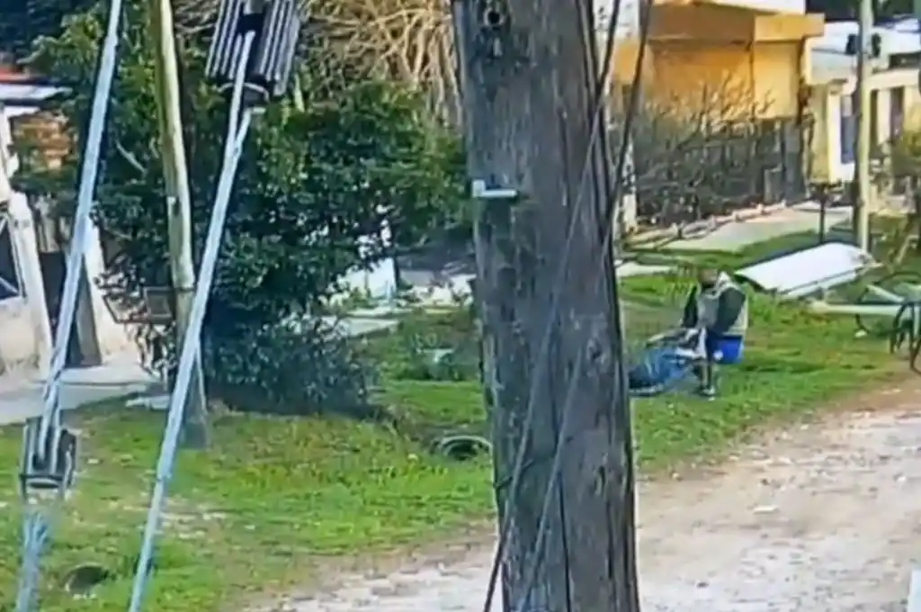 El momento en que el asesino arrastra el cadáver y lo descarta