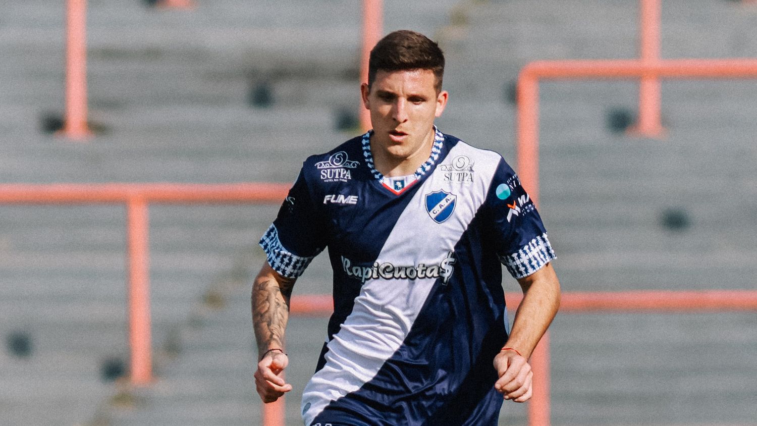 Agustin Irazoque frente a Deportivo Maipú.