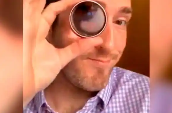 Un oculista es furor en TikTok mostrando como ve el mundo un miope