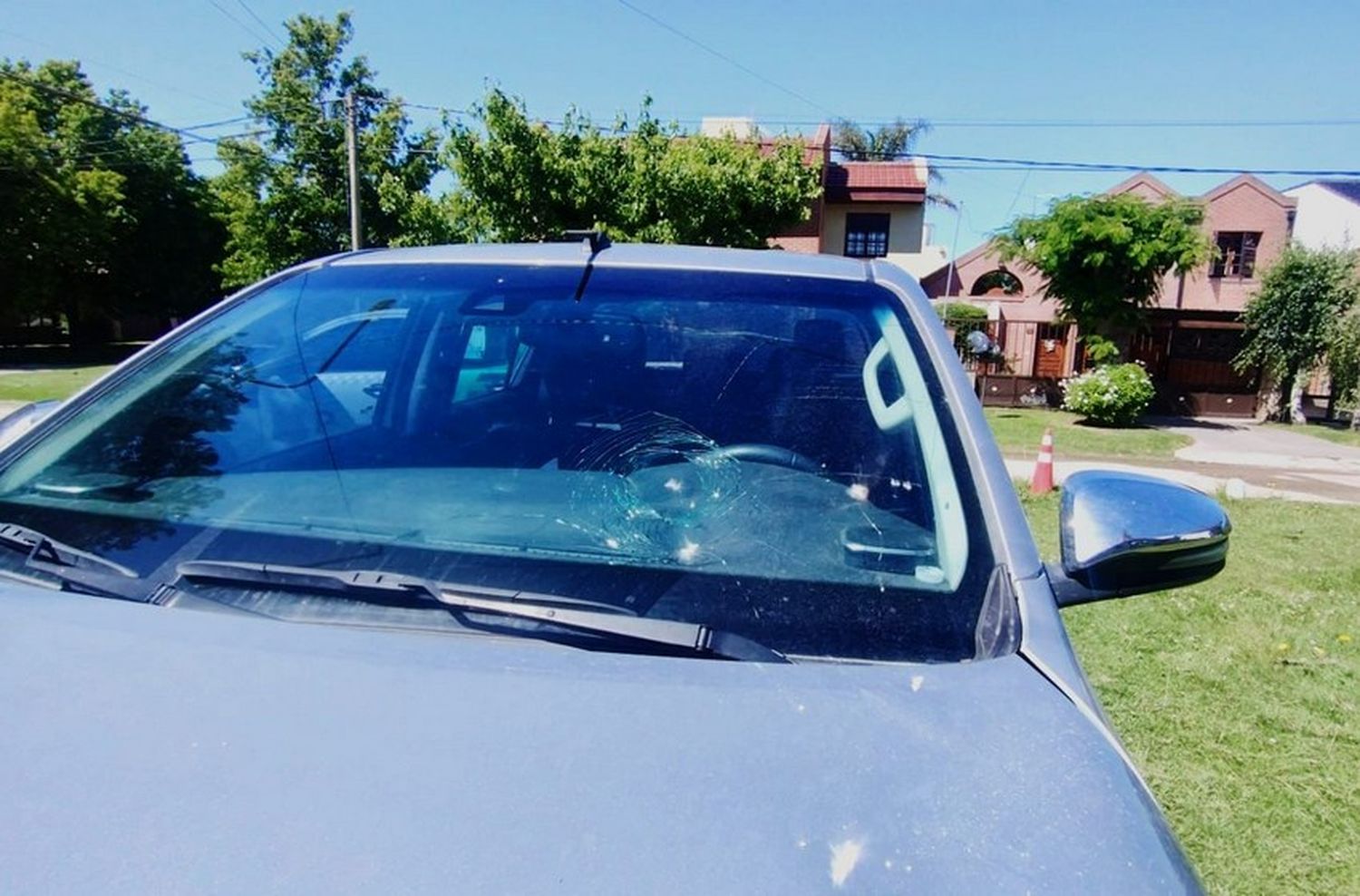 Mujer con orden de restricción generó destrozos en el auto y la casa de su ex