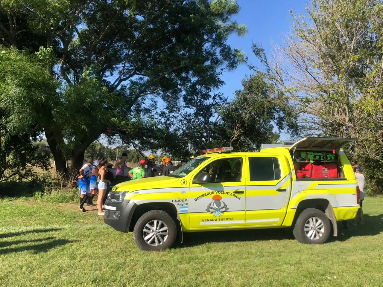 Bomberos acudieron rápidamente para rescatar al hombre.