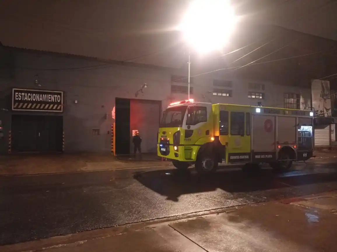 El local está ubicado en la intersección de la calle Jacinto Peralta Ramos al 900.