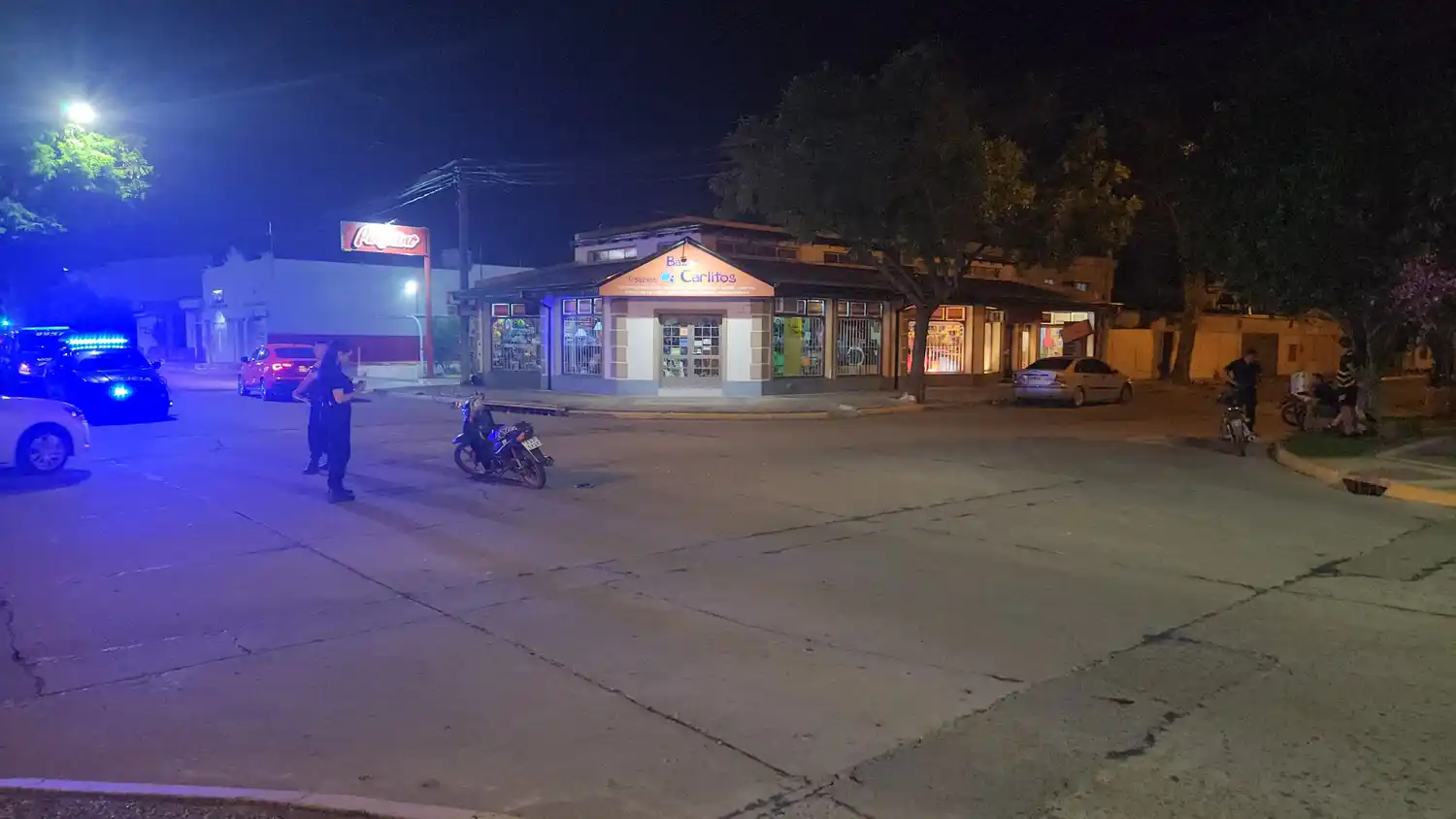 accidente choque noche policía crepo villa rosas impacto moto auto - 1