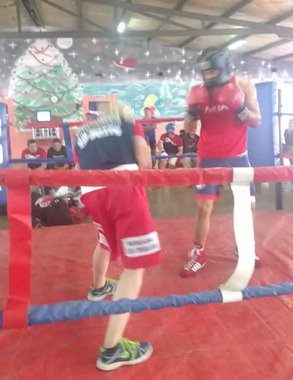 Ferro brindó una exhibición de boxeo en el penal de Barker