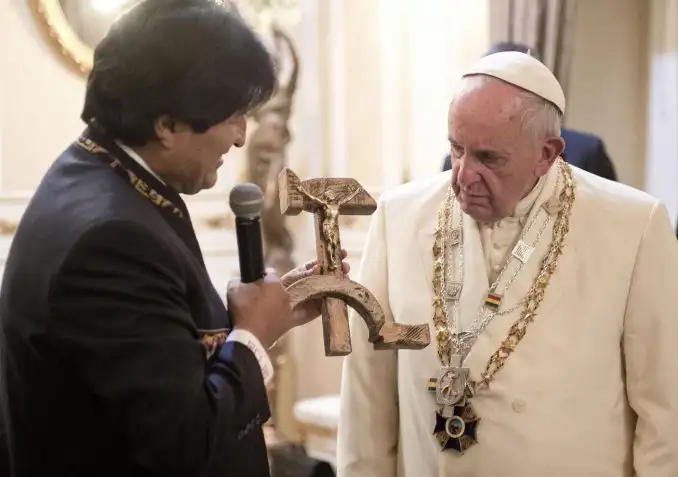 El Papa negó haberse ofendido por la "cruz comunista" que le regaló Evo 