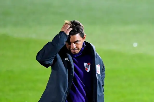 Un Marcelo Gallardo que piensa y muestra algunas cartas
