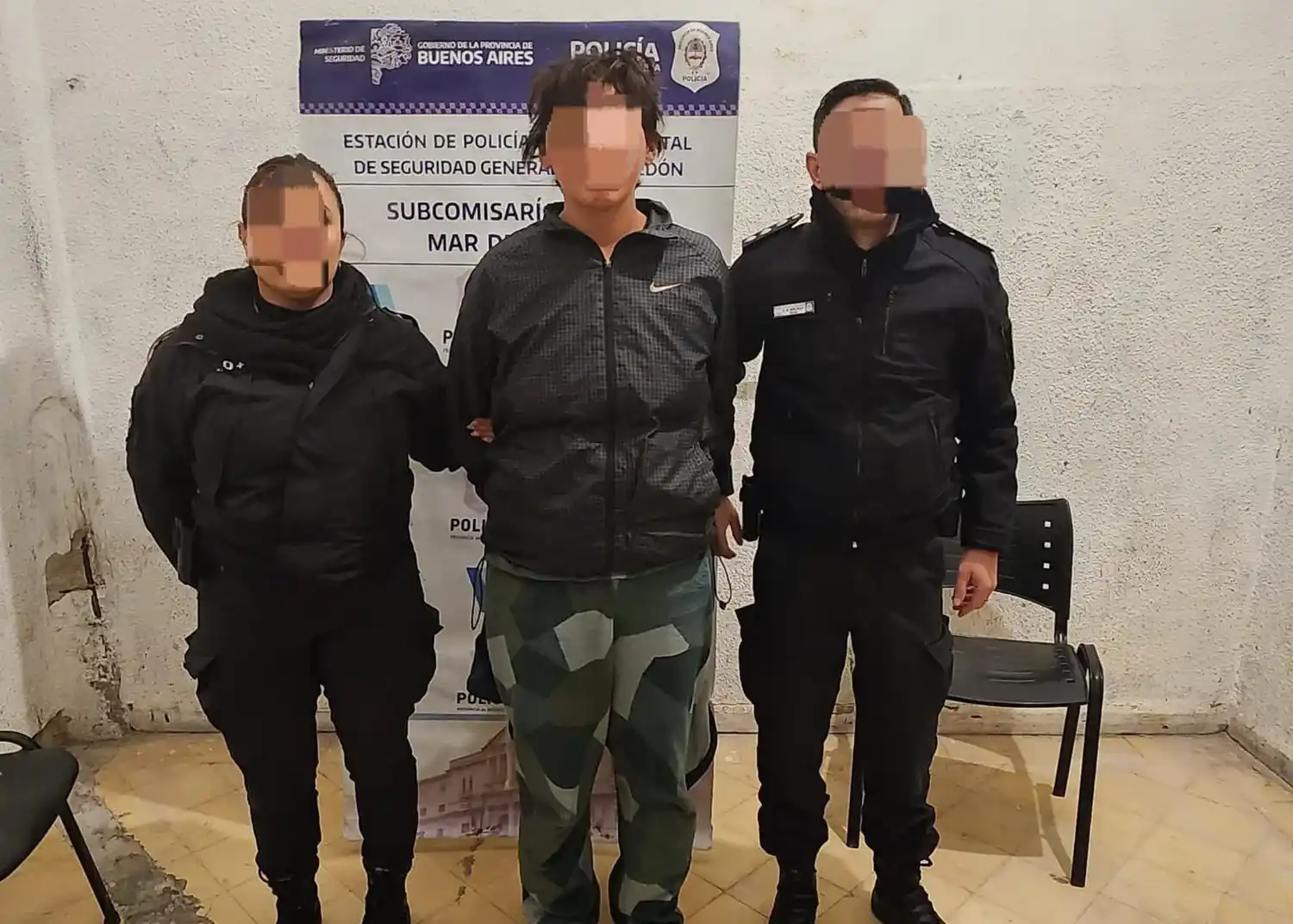 La mujer agredió a dos personas y además dañó un auto.