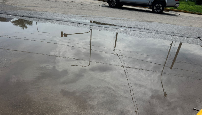 Nueva Terminal de Ómnibus llena de agua en la entrada