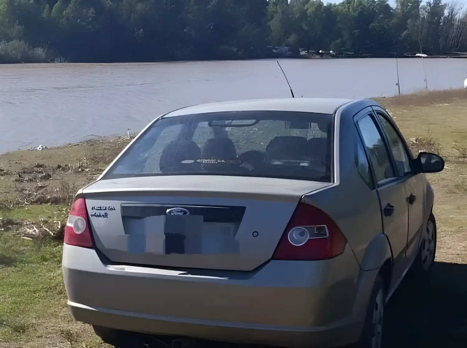 Así estaba el Ford Fiesta Max, a orillas del río en la zona del puerto.