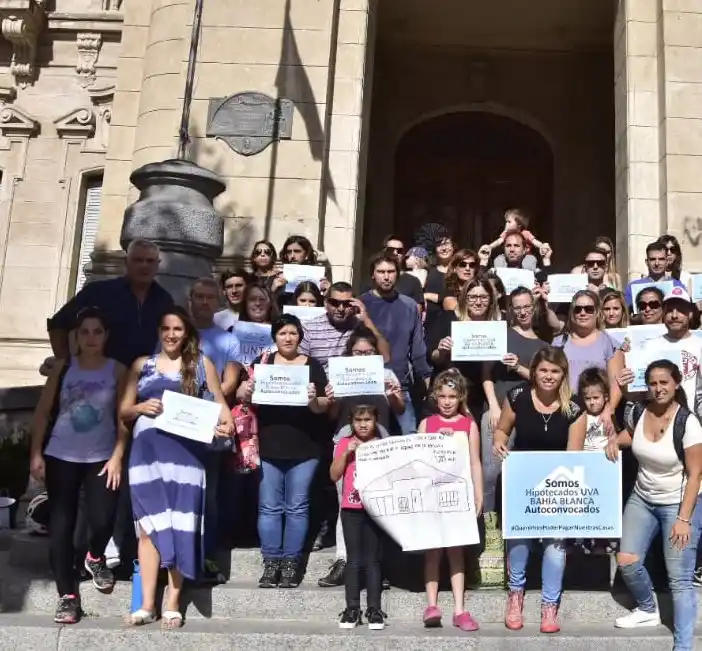 Familias del colectivo "Hipotecados UVA" de la Provincia protestaron en Bahía Blanca