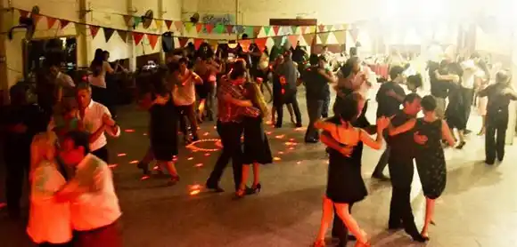 Clases a la gorra y milonga por el mes de la mujer  en el Club del Tango
