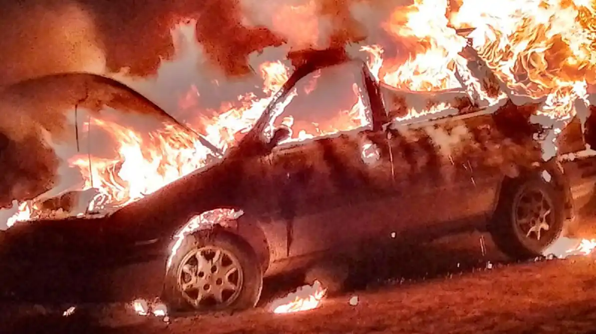 Un auto tomó fuego un camino vecinal de Ceibas: Bomberos sofocaron el siniestro