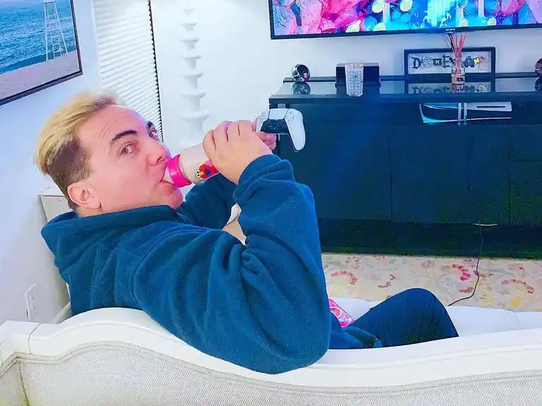 Cristian Castro lanzará su marca de biberones para adulto