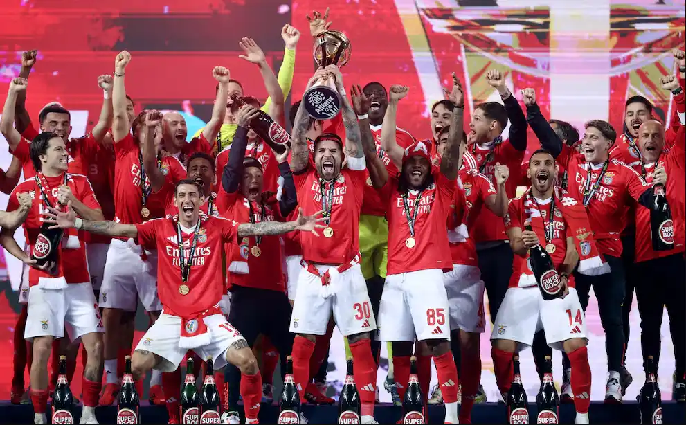 Nicolás Otamendi y Ángel Di María alzando la Copa de la Liga.