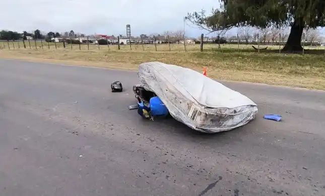 Insólito accidente: una moto chocó contra un colchón