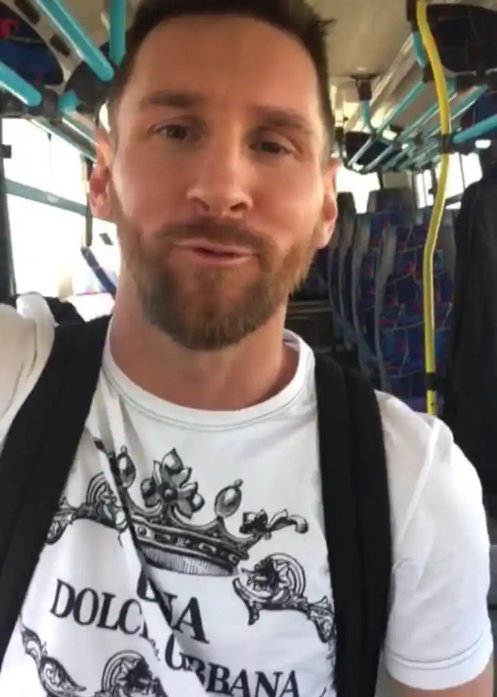 Messi llegó a Rosario y se sacó una foto en un colectivo