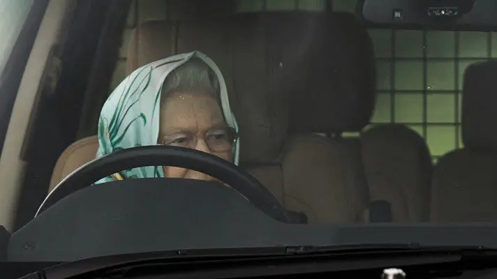 Fotografías de Isabel II conduciendo un automóvil tranquilizan sobre su estado de salud