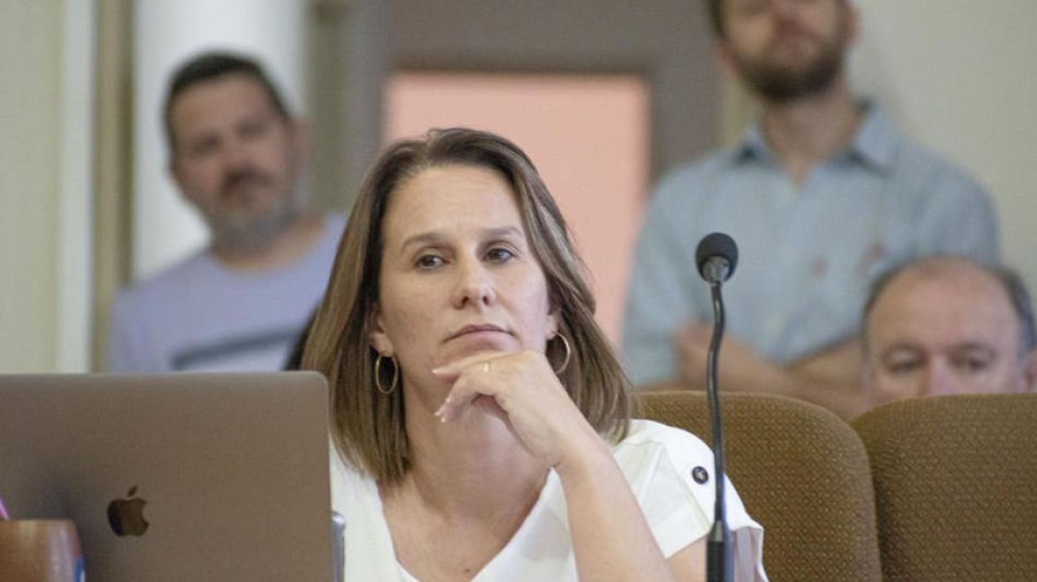 Concejala de Azul apuntó contra el Intendente: "Que deje el canto para otra etapa de su vida"