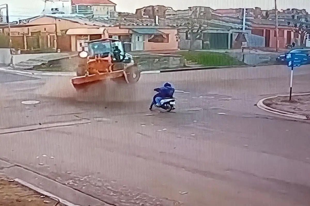 El maquinista alcoholizado que chocó siete vehículos también estuvo a punto de aplastar a un motociclista