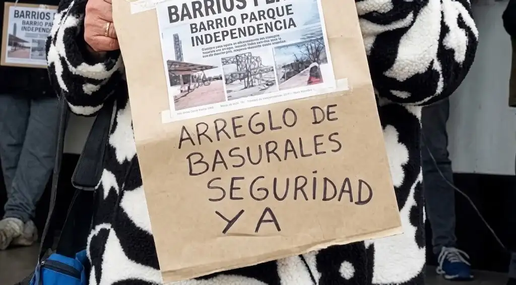 Vecinos de diferentes barrios hicieron sentir su reclamo.