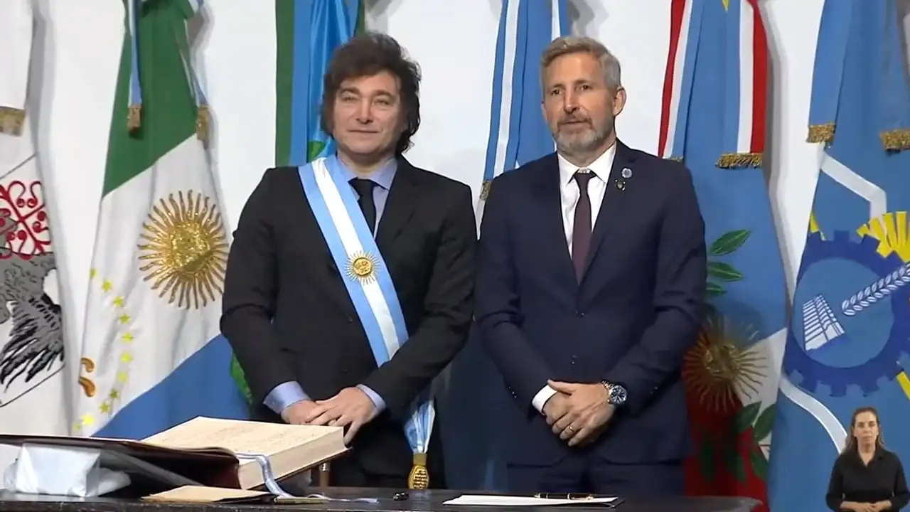 Milei viaja a París con gobernadores y empresarios para buscar inversiones en la Argentina Week