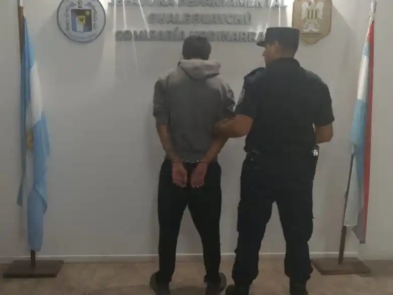 Amigo de lo ajeno: ingresó a una casa, sustrajo un par de zapatillas y fue detenido a las pocas cuadras
