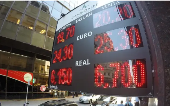 El dólar alcanzó un nuevo máximo histórico
