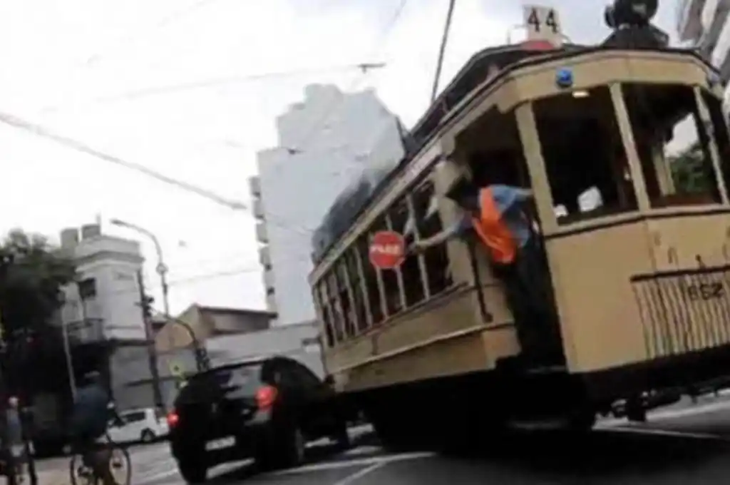 El automóvil avanzó con el semáforo en verde