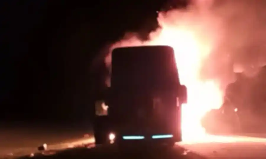Pudo ser una tragedia: un colectivo que llevaba pasajeros se prendió fuego en Ataliva