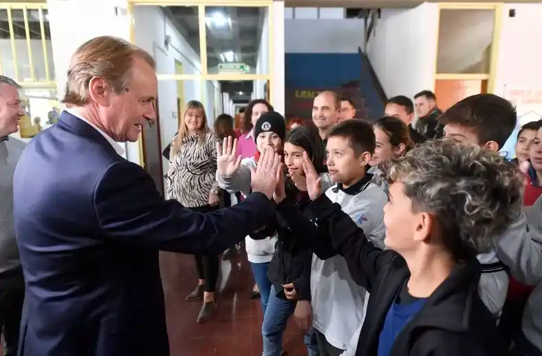 Gustavo Bordet firmó obras educativas por $1.200 millones