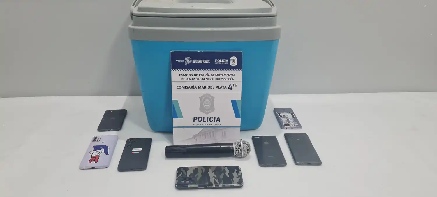 En el lugar secuestraron una heladera de playa azul, un micrófono inalambrico, una funda de celular camuflada (pertenecientes a la víctima) y 6 dispositivos moviles.