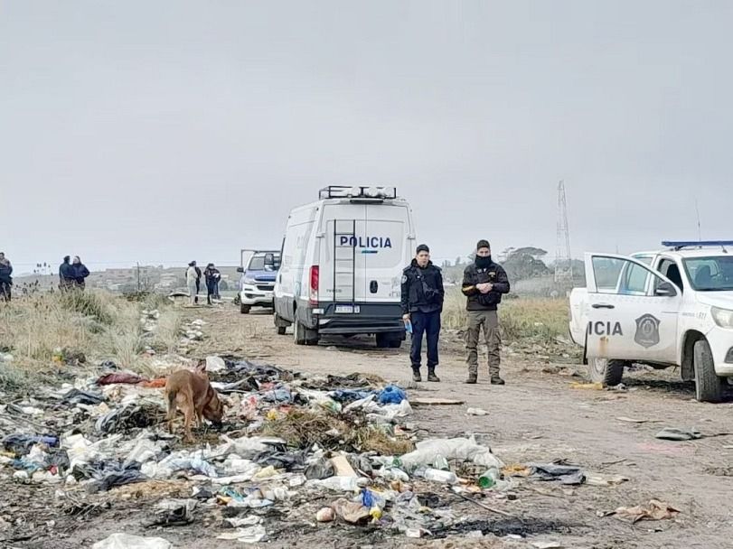 Encontraron un cuerpo calcinado y con una soga en el cuello en un descampado