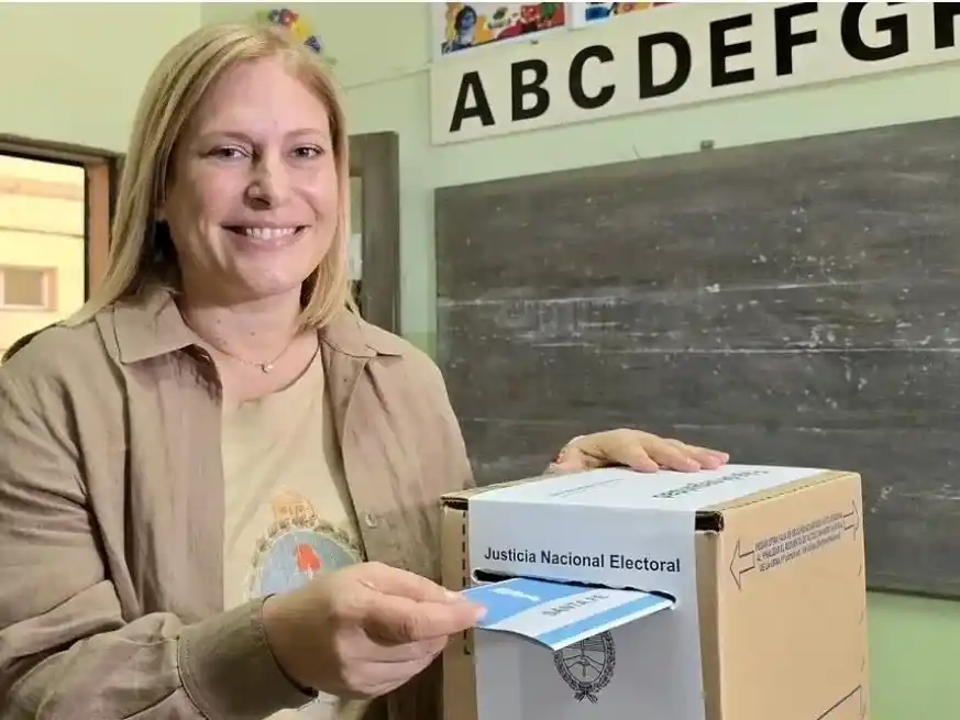 Gisela Scaglia emitiendo su voto en la Escuela José Pedro de Gálvez.