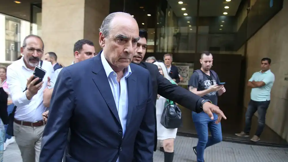 Francos había presentado su renuncia minutos antes, con una carta dirigida a al presidente.