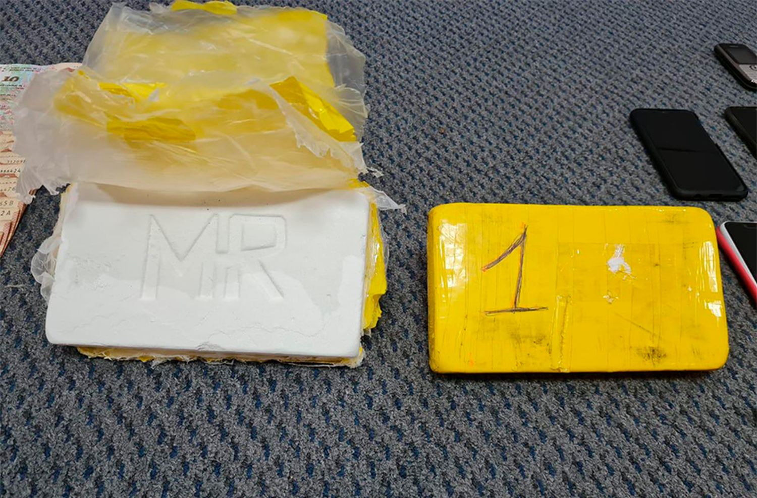 Hallan casi 3 kilos de cocaína, dinero y balanzas en tres allanamientos en el barrio Las Heras