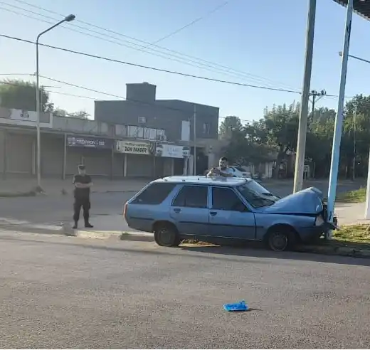 Lesiones leves para los ocupantes de un automóvil que impactó contra una columna