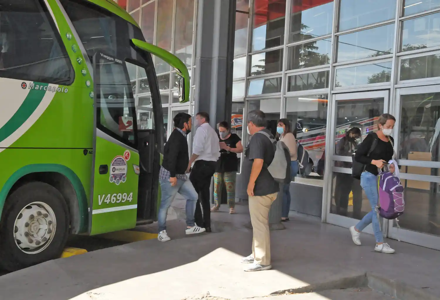 Desde este jueves será obligatorio presentar el pase sanitario para usar el transporte de larga distancia