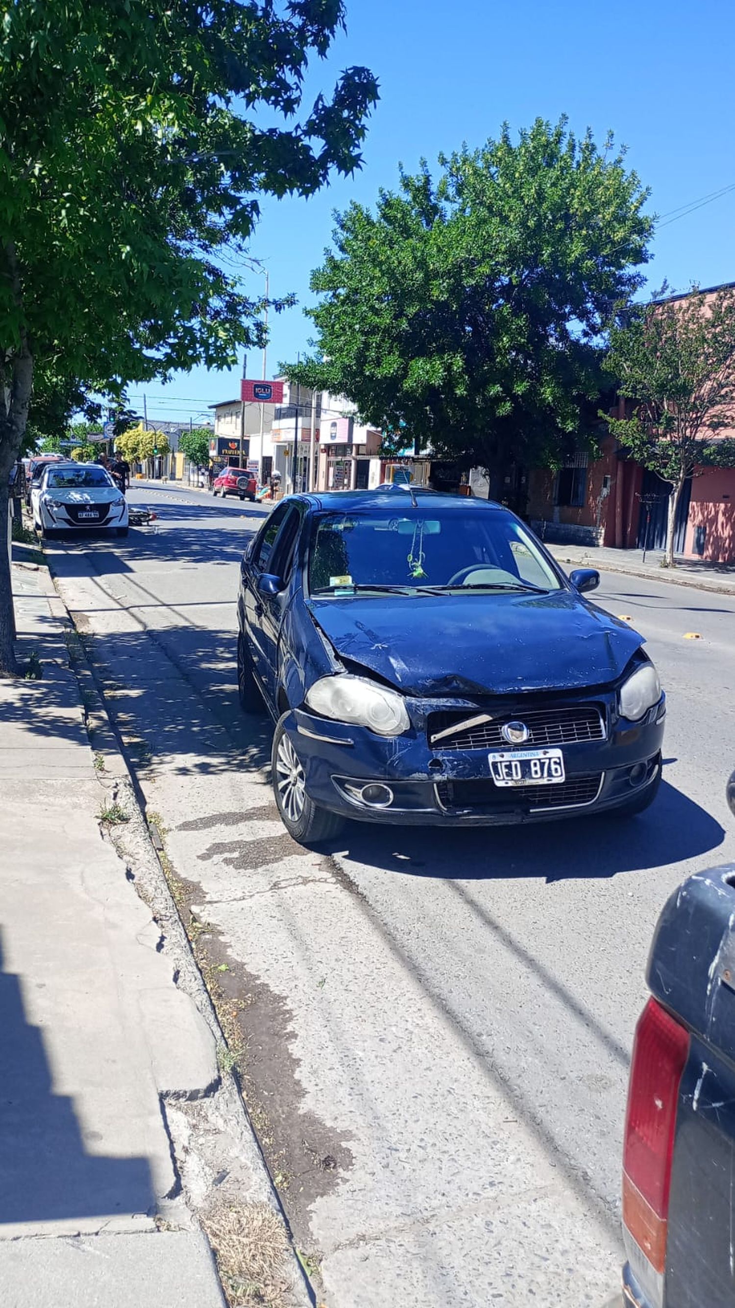 En avenida Falucho y calle Costa Rica, un Fiat Siena colisionó contra un moto Honda Wave.